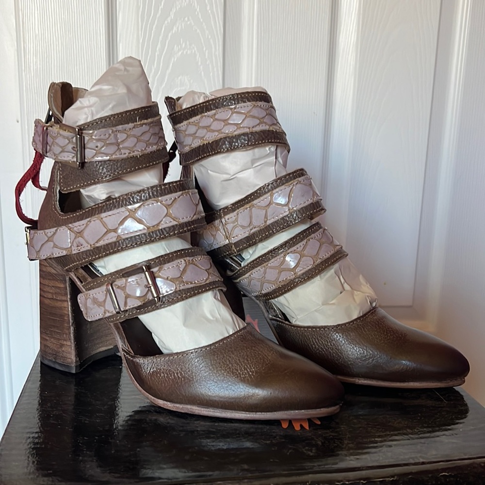 Freebird, JACLYNN, in stone multi, size 9. Brand new!
